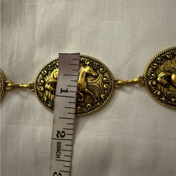 Old gold tone western style horse embossed chain belt - Picture 8 of 9